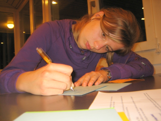 Datei:Mädchen schreibt vertieft.jpg