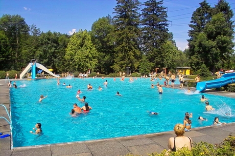 Datei:Schwimmbad.jpg