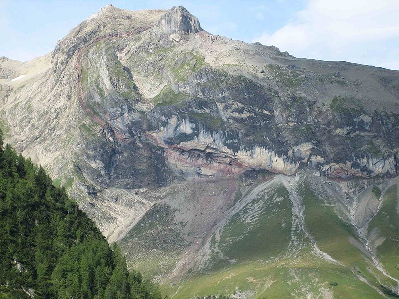 Datei:Berge rote gesteinsschicht.jpg