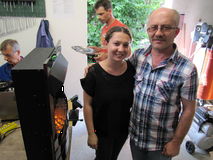 Glückliche Besucher unserer Werkstatt: Der Heizofen funktioniert wieder