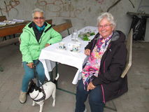 zufriedene Besucherinnen beim Kaffee.
