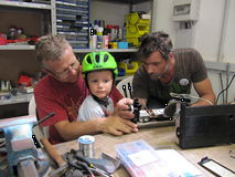 Maximilian schaut interessiert zu