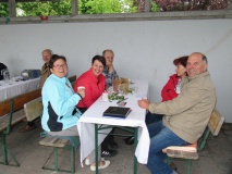 Diese Besucher warten geduldig und sichtbar gut gelaunt.