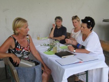 Geduldige, aber gut gelaunte Besucherinnen