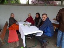 Trotz Kälte warten die Besucher geduldig und humorvoll