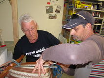 Julius und Christian im Kampf mit den alten Stühlen