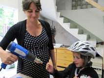 Clara und Tamara legen selbst Hand an.