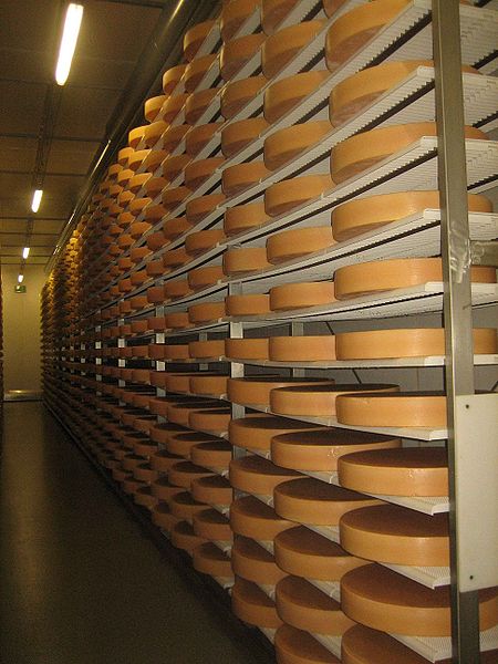 Datei:Sennerei Schlins Käselager.jpg