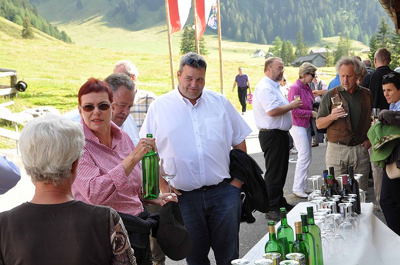 Datei:Weinprobe nenzinger himmel 1.jpg